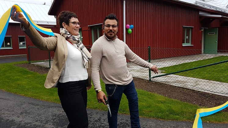 Det blå-gula bandet klipptes av kommunstyrelsens ordförande Katarina Hansson och Shirzad som är hyresgäst på ett av kommunens boenden.