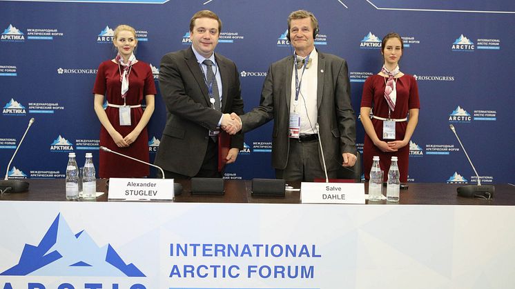 From left: Alexander Struglev (Roscongress) and Salve Dahle (Akvaplan-niva) (Photo Cred. Rosgoncress).