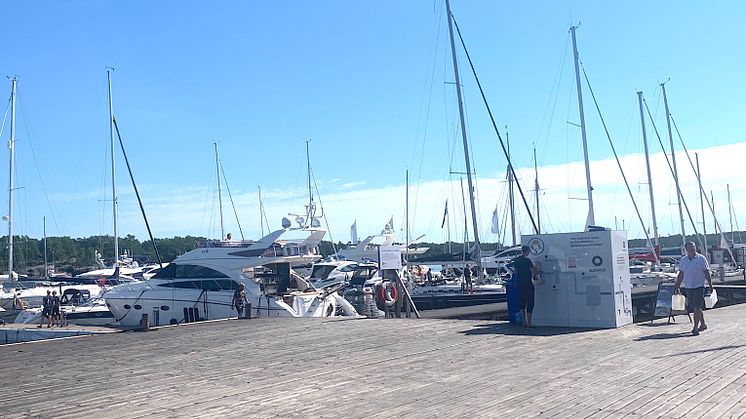 Östersjöpärlan Sandhamn i Juli där Bluewaters unika vattenreningsteknik förvandlar havsvatten till rent och gott vatten att dricka, laga mat och duscha i.