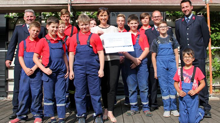 Tino Borisch (v.l.n.r.), Constanze Weiß vom Kinderhospiz, Gerorg Seitz, Ronny Küster mit den Kindern der Jugendfeuerwehr im Kinderhospiz Bärenherz