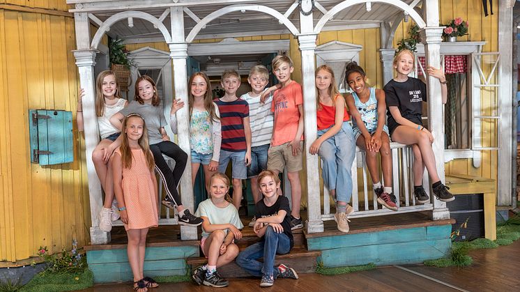 Junibackens barnensemble framför Villa Villekulla