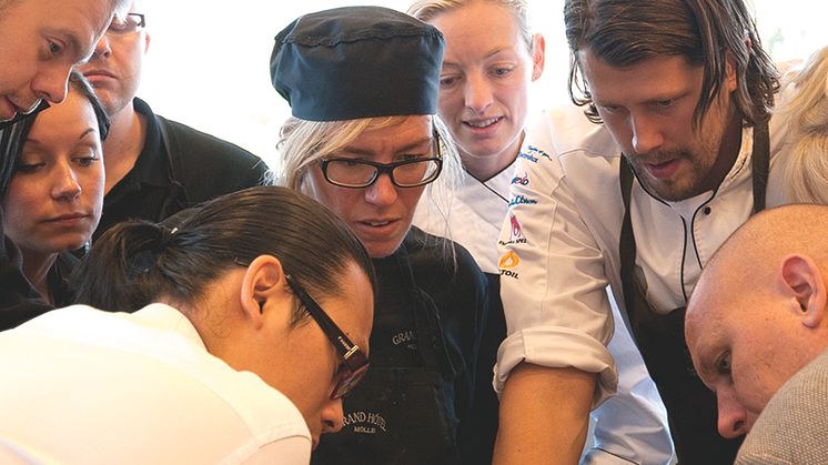 Daniel Roos, konditor och kursledare hos GastroMerit med ett gäng engagerade elever