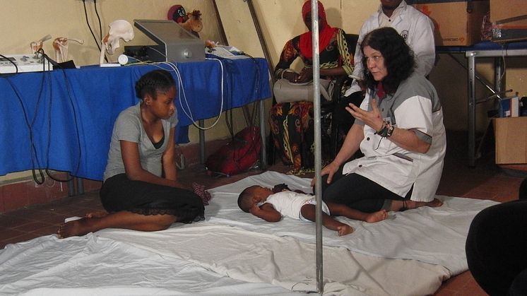 Die Osnabrücker Osteopathin Hildegard Winkler bietet im westafrikanischen Gambia osteopathische Diagnostik und Behandlung an.