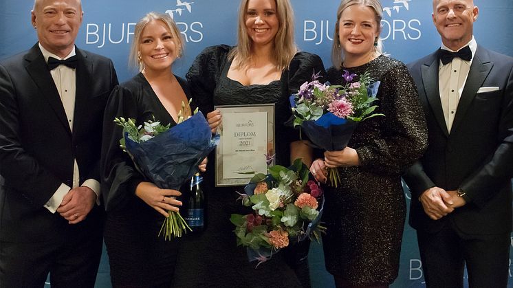 Lisa Wessberg (t.v), Zara Ek (mitten) och Julia Albinsson (t.h) var glada pristagare när Västra Centrum i Göteborg blev Årets Bjurforskontor. Här med Sven-Erik Kristensen, vd Bjurfors Göteborg (t.v) och Mats Ljung, ägare och styrelseordförande (t.h).