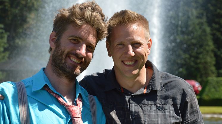 Trädgårdsprofilerna Peter Bengtsson och Tony Johansson leder trädgårdsduellen i Hjällbo lördag 14 maj.