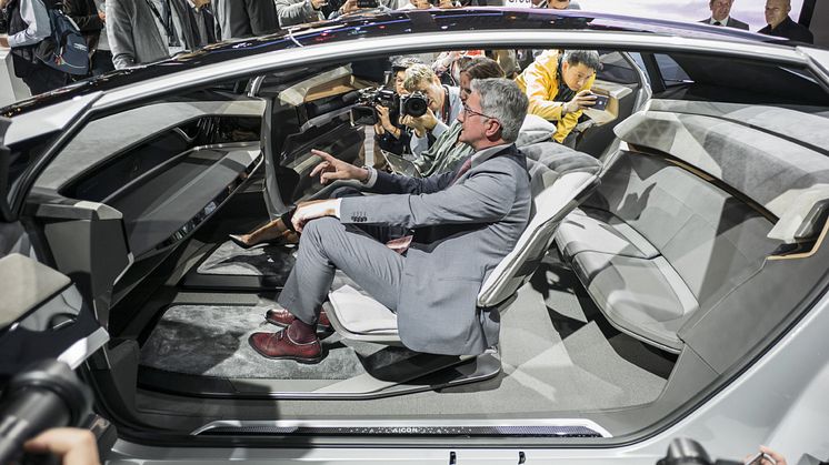 Audi på Volkswagen Group Preview Night – IAA i Frankfurt – Rupert Stadler, CEO i AUDI AG, i konceptbilen Audi AICON