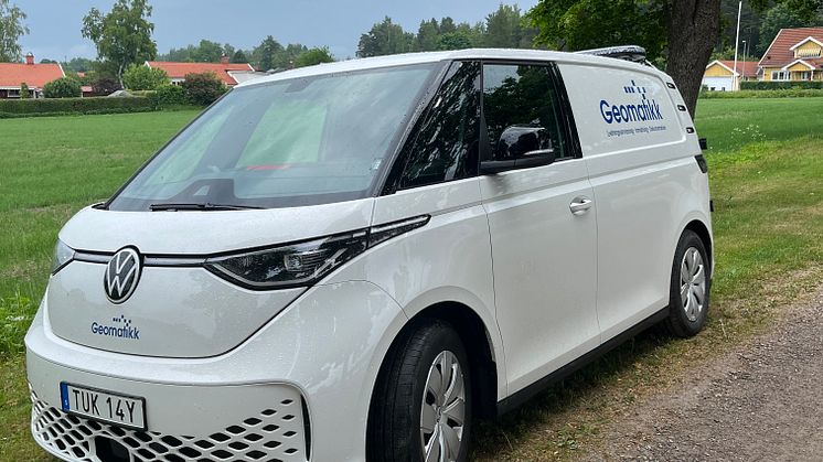 Geomatikk Sverige AB köper in 10 eldrivna transportbilar för att minska CO2-utsläpp