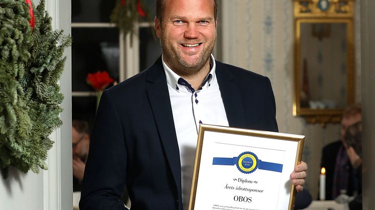 Magnus Brusefält, sponsringsansvarig på OBOS Sverige, tog emot diplomet för Årets idrottssponsor. 