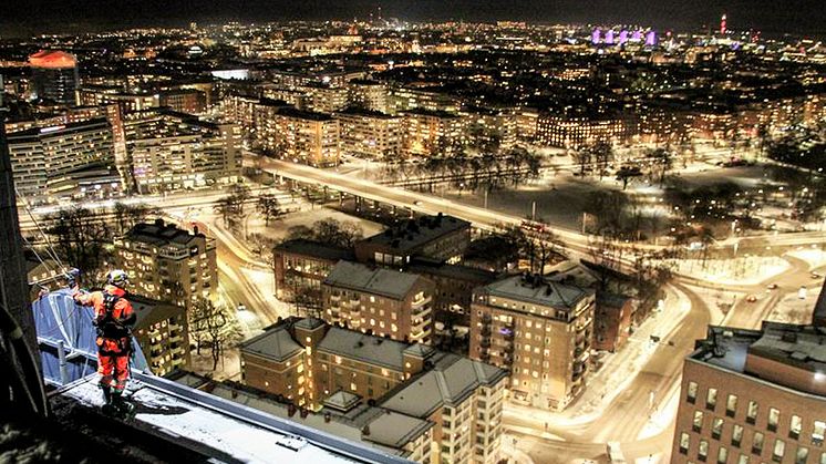 Klättring i neon med Stockholm under fötterna