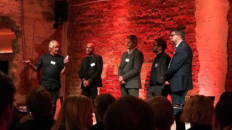 På bilden från vänster: Lars Albinsson från Bygg 4.0, Saeid Esmaeilzadeh från Serendipity, Ulf Hansson, chef affärs- och verksamhetsutveckling på NCC, Jimmy Bengtsson, VD på Veidekke samt Stefan Danielsson, Affärsområdeschef Bygg, Peab.