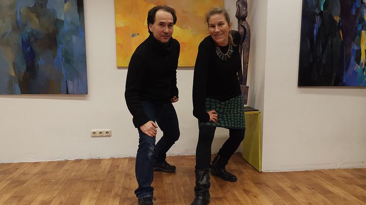 Tanzpädagoge und Choreograph Preslav Matchev mit der Künsterlin Rosa Treß vor den Gemälden von Larissa Strunowa