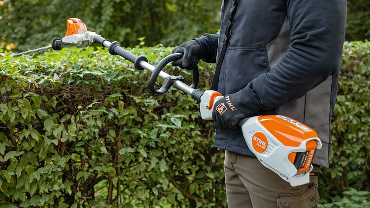 EFFEKTIVT OG BEKVEMT MED NYE BATTERIDREVNE STANGHÆKKEKLIPPERE FRA STIHL