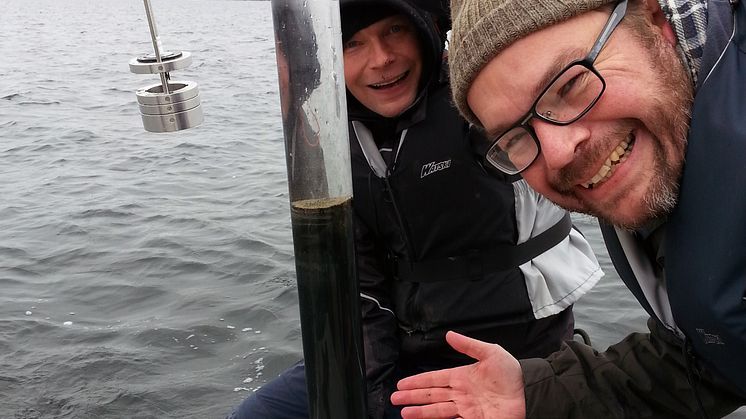 Forskarna har tagit upp långa provkärnor från havsbotten utanför Studsvik för att kunna spåra när i tiden olika radioaktiva ämnen kommit dit. Foto: Marie Karlsson