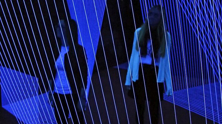 "DRAWING IN SPACE - HORIZON" heißt die Installation aus Lichtfäden von Jeongmoon Choi in der Ausstellung "Illusion - Moving Space" im Kunstkraftwerk Leipzig