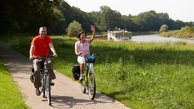 Radfahrer unterwegs auf dem beliebten Weser-Radweg