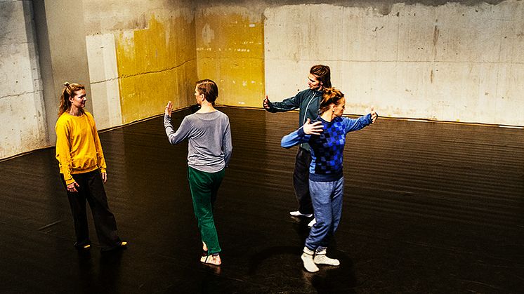 Dansare ur Weld Company som sedan 2013 är en del av Weld - en konstnärsdriven plattform för konst och dans som bedriver undersökande, kritisk och experimentell verksamhet. Foto: Anna Molander.