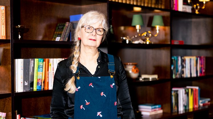 Illustratør og forfatter Anna Fiske står bak en omfattende produksjon av bildebøker, illustrerte bøker og tegneserier. Hun er kjent for å ta opp temaer som barn lurer på, men som voksne synes er vanskelig å snakke om. Foto: Lina Hindrum