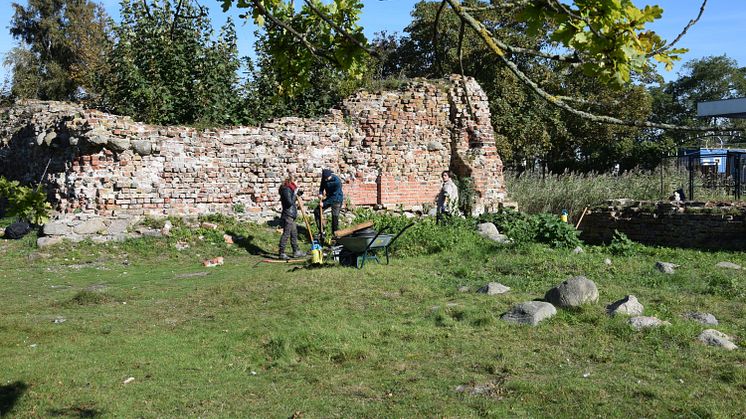 Aktuell erforschen Studierende der Universität Hamburg sowie Archäologinnen und Archäologen die Burgruine Glambek © Lorenz Luick
