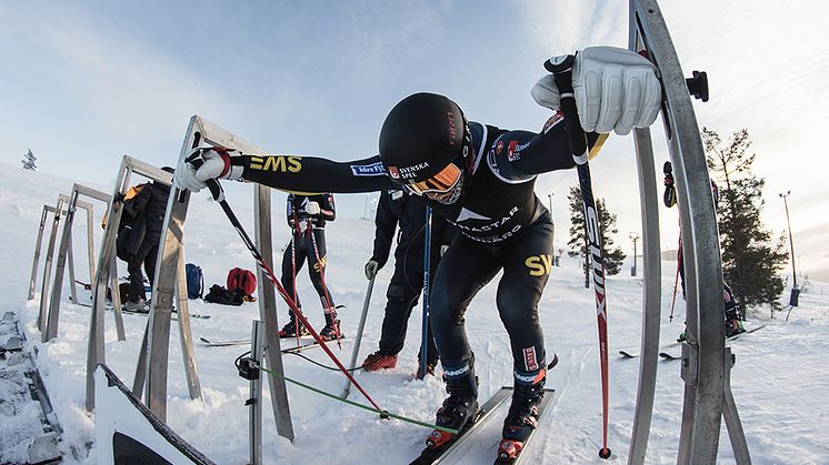 David Mobärg tränar i Idre Fjäll tidigare under säsongen. Han har, tillsammans med brorsan Erik, chans att ta hem totalcupen. Foto: Ski Team Sweden Skicross/Simon Broberg