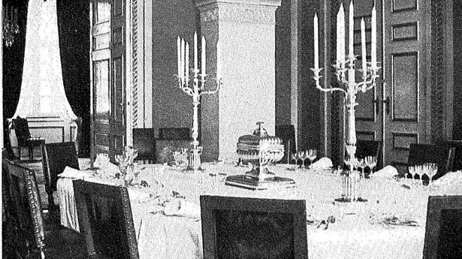 Royalt udtræksbord. Foto af Peter Elfelt, fra bogen "Frederik VIII's Palæ paa Amalienborg” af Christian Elling, Lindhardt og Ringhof, 2018.jpg