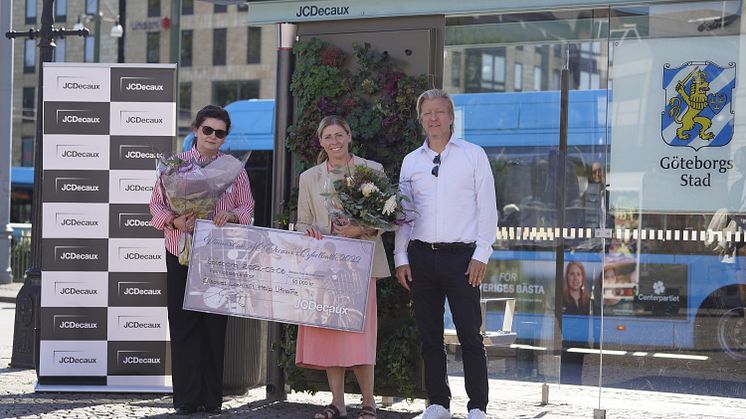 Elisabet Lann överlämnar en check på 50 000kr till den ideella organisationen HelpUkraine donerat genom JCDecaux. Till höger JCDecaux´s VD Magnus Heljeberg