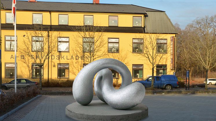 Hild smyckar Fristad med symbolisk skulptur