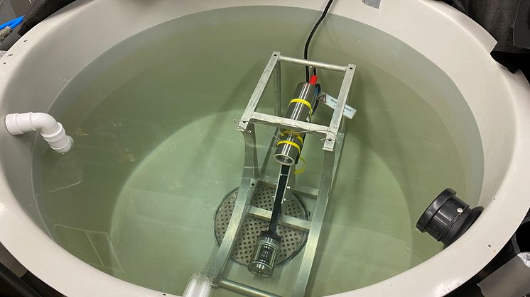 Sensoren UVP6 montert i en vanntank på VESO Aqualab (Photo: Ragnhild Pettersen/Akvaplan-niva)