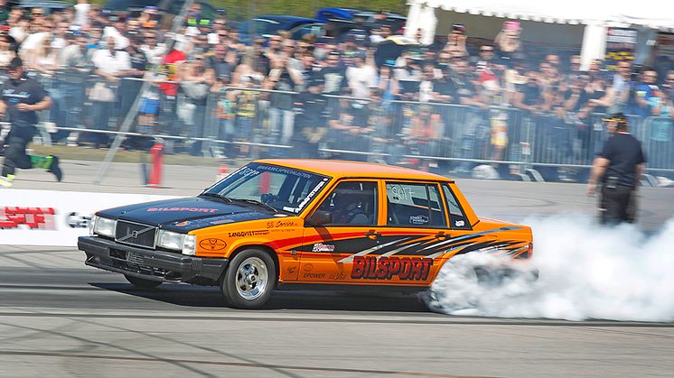 Körmomentet på En dag på Strippen handlar om att snabbt som möjligt från stillastående köra 402 meter rakt fram. Något som på motorspråk kallas för dragracing.