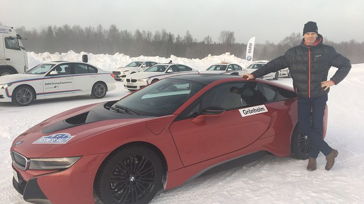 Marcus Grönholm ja BMW i8 plug-in hybridi