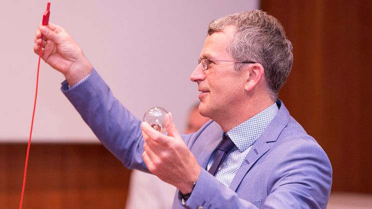 Prof. Dr.-Ing. Michael Finkel erklärt im LEW-Hochspannungssaal der THA Wissenswertes und Spannendes zum Thema Elektrizität.