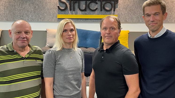 Uppdragsledarna Ove Hakala, Annika Eriksson och Anders Lindström tillsammans med Hans Lundin, vd Structor Mark Stockholm AB.