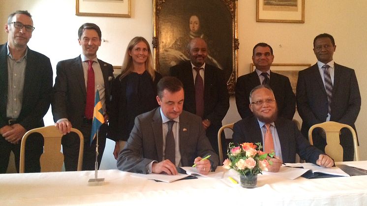 Signering vid Svenska Ambassaden i Addis Ababa av Fredrik Wijkander, Director of Investment Operations Swedfund och Mr M.A. Rahim, vice ordförande i DBL Group.