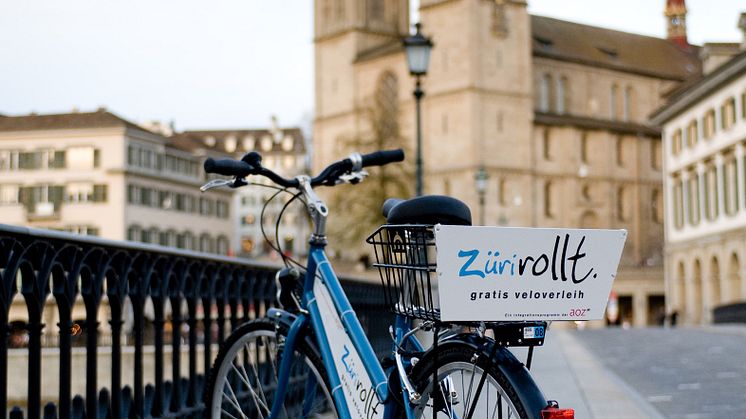 Zürich: Gratisvelo von „Züri rollt“ vor dem Grossmünster 