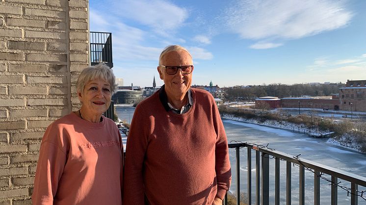 Nyinflyttade Leif och Marita Folkesson på sin balkong i Brf Slottshamnen