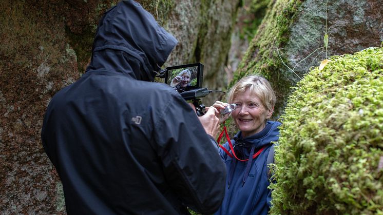 Naturvårdsbiologen Lena Gustafsson filmas av Sverker Johansson.