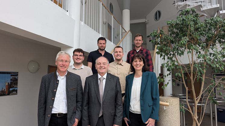 Bürgermeister Max Kressirer (vorne, Mitte) gab den Startschuss für die Wärmeplanung in Finsing mit Vertreterinnen und Vertretern der Bayernwerk Netz GmbH, des Instituts für nachhaltige Energieversorgung sowie der Gemeindeverwaltung.