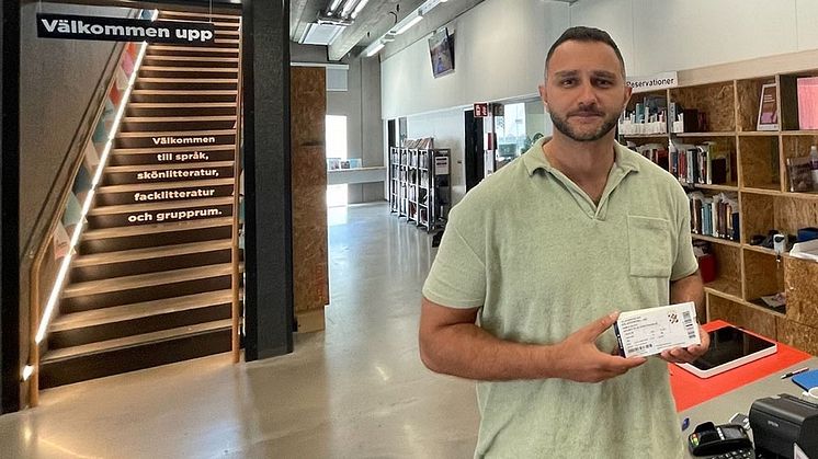 Ozan Oyarkilicgil, enhetschef för biblioteken i Backa, Kärra och Tuve, tycker att både biblioteken och IFK Göteborg vill skapa goda förutsättningar för framför allt barn och ungdomar, och ser samarbetet som mycket positivt. Foto:  Houshang Hedayati