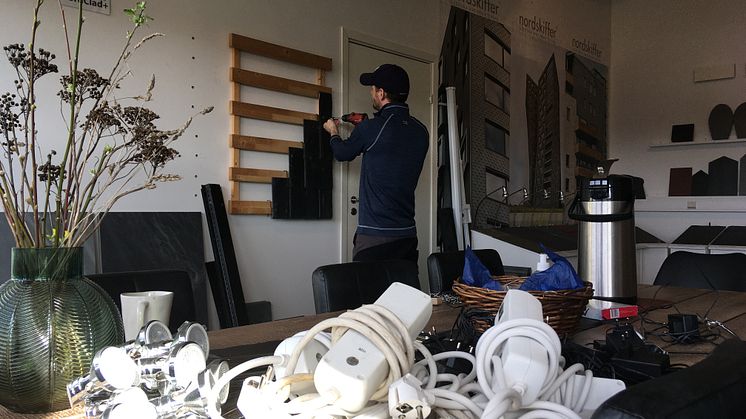 Henrik på Nordskiffer i Höganäs demonterar skifferväggarna i vårt gamla showroom. 6/4 går flyttlasset!
