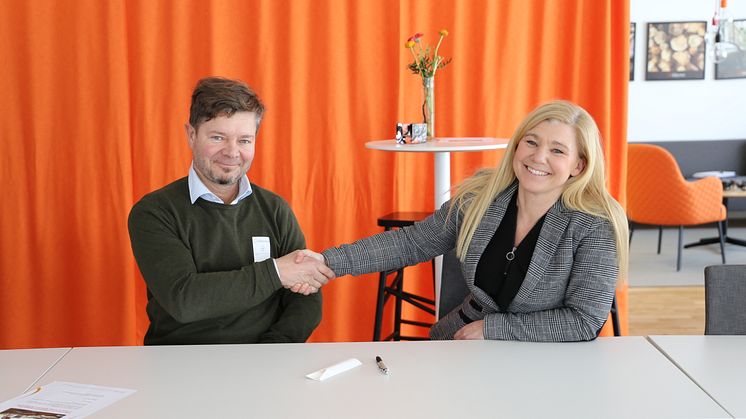 Ola Forsell, VD Kanonaden signerar avtalet tillsammans med Anna Johansson, tf. VD Borås Energi och  Miljö