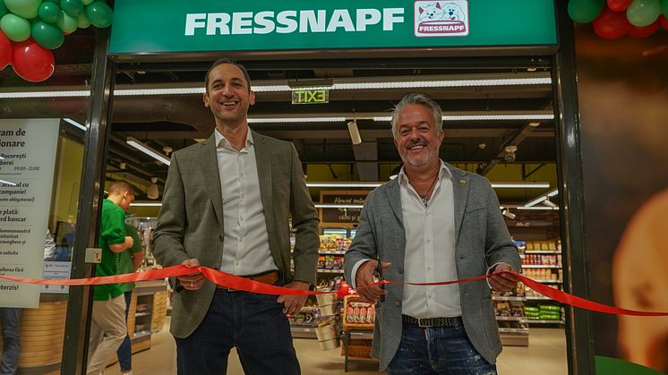 Freuen sich über die Eröffnung in Bukarest: Dániel Kisgergely, Cluster Managing Director Ungarn und Rumänien (l.) sowie Fressnapf-Gründer Torsten Toeller. Foto: Fressnapf