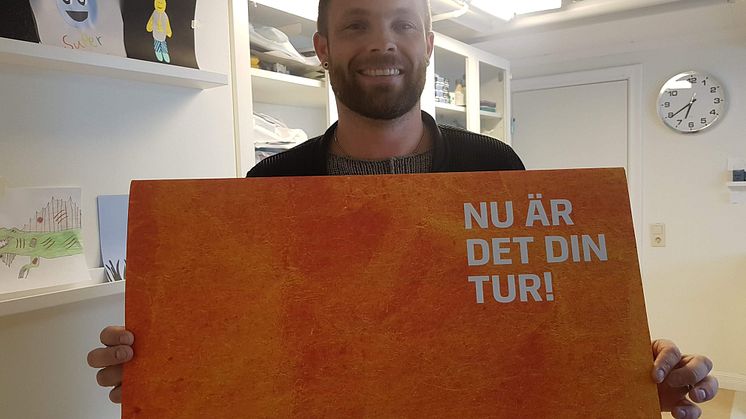 Anders Lindell på väg att dela ut sin del av Kundmiljonen till E-sportförenignen en Arvidsjaur.