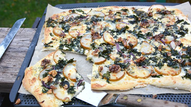 Med färdigköpt pizzadeg fixar du lätt en pizzalunch.