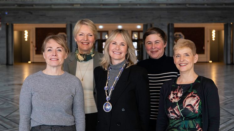 Hele byen inviteres til å bli med på «Oslo snakker»: Merete Lie, etatsdirektør Deichman, Kjersti Fløgstad, direktør, Nobels Fredssenter, ordfører Anne Lindboe, Siri Tidemann Naalsund, avdelingsdirektør Deichman, Guri Bergo, direktør Velferdsetaten.