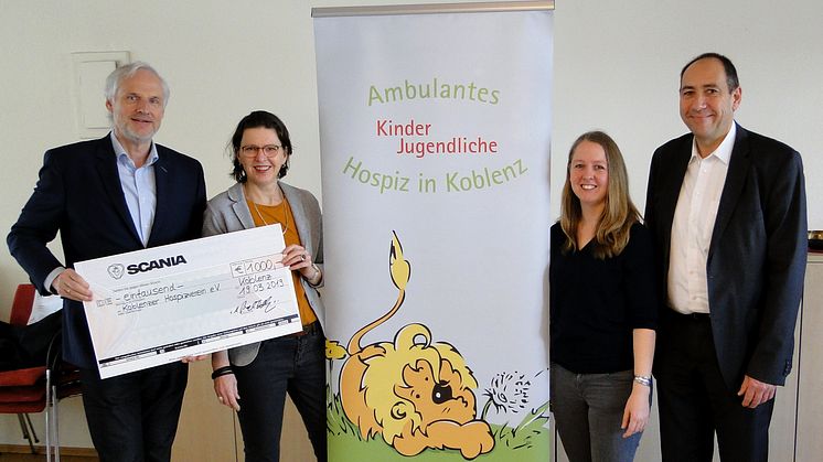 Bernd Velbinger (li.) und Clemens Hörder (re.), Betriebsrat Scania Deutschland, überreichen den Spendenscheck in Höhe von 1.000 Euro an Ina Rohlandt (2. v. li.) und Nora Daum vom Koblenzer Hospizverein.