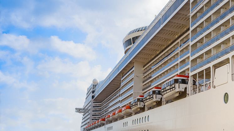 31142711-cruise-liner-passenger-ship-with-lifeboats