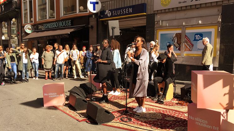 Sabina Ddumba spelar oannonserat på Götgatsbacken i Stockholm