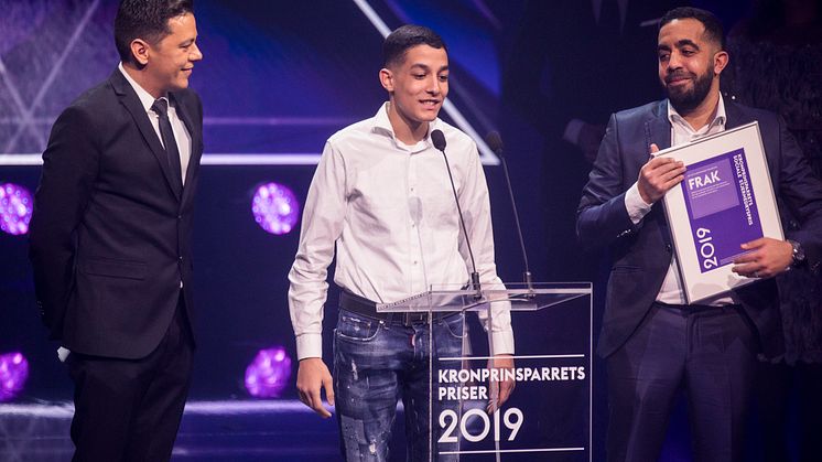 Den socialøkonomiske virksomhed FRAK modtog Kronprinsparrets Sociale Stjernedryspris 2019 for at bygge afgørende bro til nye netværk, som leder de unge fra udsatte boligområder på en positiv vej ind i voksenlivet.  