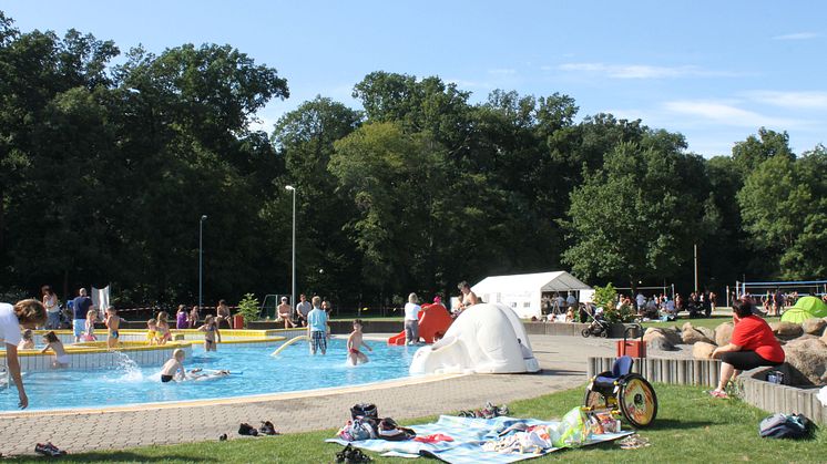 Badespaß für Groß und Klein im Waldbad Zwenkau