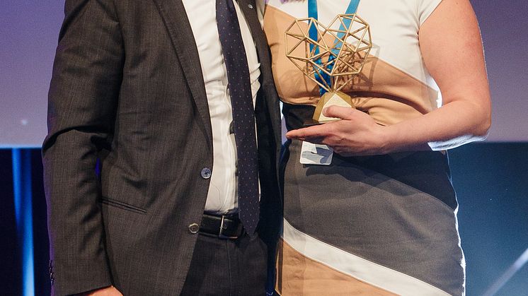 Urban Englund, styrelseordförande i Praktikertjänst, och Sara Banegas, specialist i allmänmedicin och verksamhetschef vid Ekerö vårdcentral.