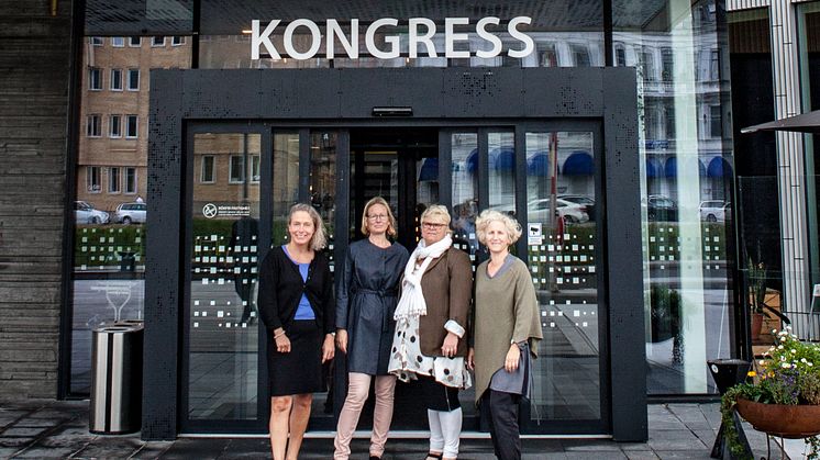 Snart möts vi på Malmö Live! Carolina Ehrnrooth från Barnfonden, Sara Wettergren från Hungerprojektet, Monica Erwér från Svalorna samt Ann Svensén från IM hälsar välkomna. Foto: Erik Törner/IM